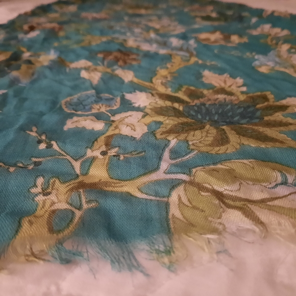 Floral scarf - Picture 2 of 8